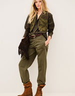 Silhouette avec le Pantalon droit décontracté pour femme en coton bio kaki avec pinces à la taille et poches plaquées, modèle Cocy Pantalon couleur Kaki de la marque ba&sh