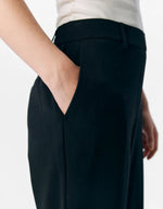 Ceinture du Pantalon de tailleur coupe droite à taille mi-haute pour femme, modèle Lisa de la marque Object. Tissu tissé robuste et élégant de couleur noire unie avec des poches latérales invisibles.