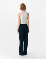 Vue de dos du Pantalon de tailleur coupe droite à taille mi-haute pour femme, modèle Lisa de la marque Object. Tissu tissé robuste et élégant de couleur noire unie avec des poches latérales invisibles.