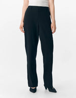 Vue de face du Pantalon de tailleur coupe droite à taille mi-haute pour femme, modèle Lisa de la marque Object. Tissu tissé robuste et élégant de couleur noire unie avec des poches latérales invisibles.