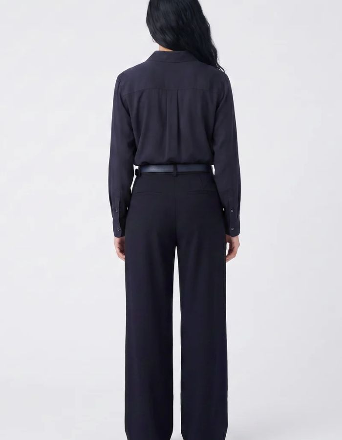 Profil du Pantalon droit taille haute pour femme bleu marine avec plis structurés le long des jambes, modèle Pantalon Eraria couleur Navy de la marque ARTLOVE
