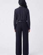 Profil du Pantalon droit taille haute pour femme bleu marine avec plis structurés le long des jambes, modèle Pantalon Eraria couleur Navy de la marque ARTLOVE