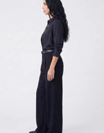 Dos du Pantalon droit taille haute pour femme bleu marine avec plis structurés le long des jambes, modèle Pantalon Eraria couleur Navy de la marque ARTLOVE