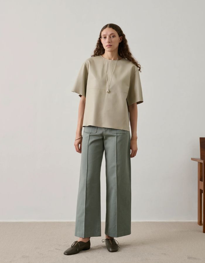 Pantalon Harry Vert d'Eau en toile de coton, coupe droite évasée, poches plaquées et pli marqué.