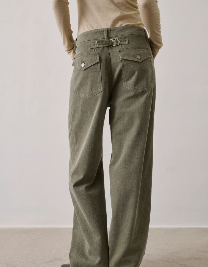 Pantalon Hunter Kaki Soeur en canvas de coton biologique, coupe oversize avec boucle martingale et rivets au dos.