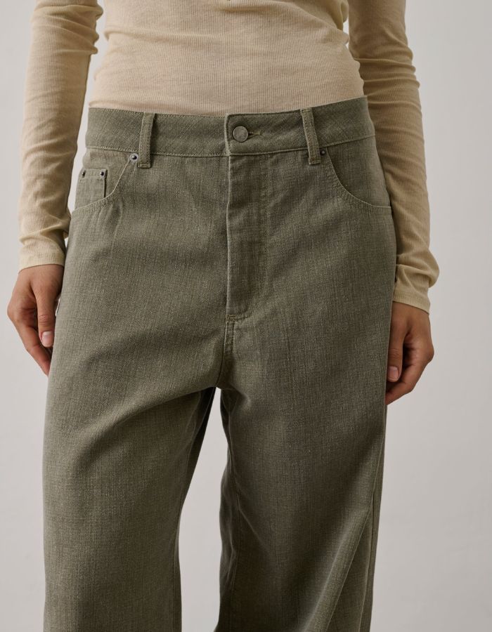 Pantalon Hunter Kaki Soeur en canvas de coton biologique, coupe oversize avec poches et bouton.