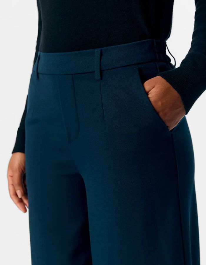 Ceinture du Pantalon large pour femme de couleur bleu marine foncé Sky Captain, modèle Lisa Wide Pant de la marque Object. Présente une coupe droite très ample de style wide-leg, une taille mi-haute froncée par un élastique confortable et des poches discrètes insérées dans les coutures latérales.