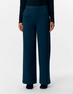 Devant du Pantalon large pour femme de couleur bleu marine foncé Sky Captain, modèle Lisa Wide Pant de la marque Object. Présente une coupe droite très ample de style wide-leg, une taille mi-haute froncée par un élastique confortable et des poches discrètes insérées dans les coutures latérales.