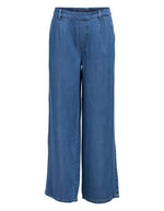 Pantalon large fluide denim bleu en lyocell TENCEL™ avec taille élastiquée et passants de ceinture.