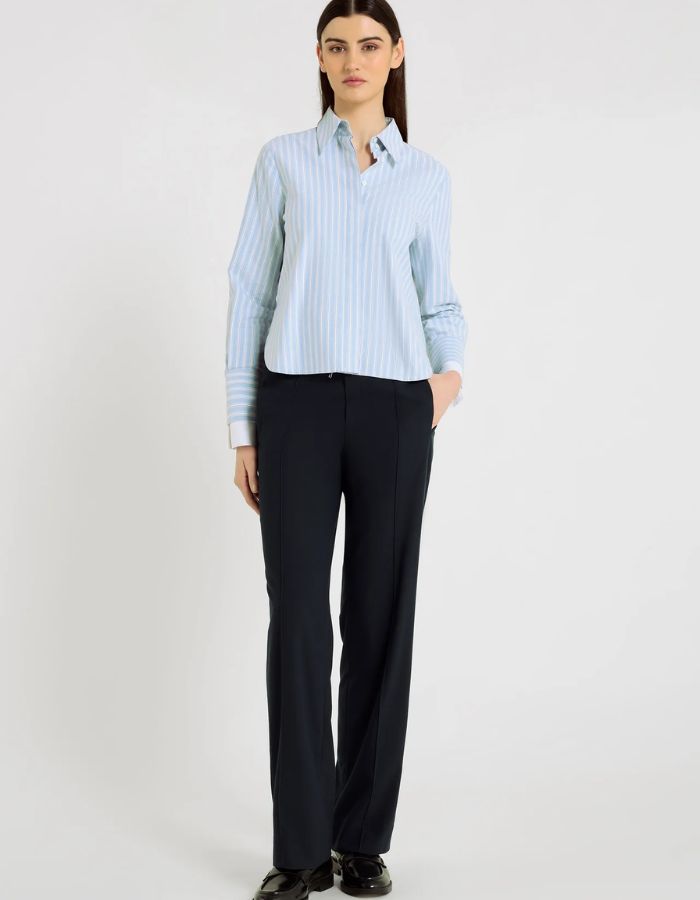 Vue de face du Pantalon large pour femme en flanelle bleu nuit, modèle Oliver de la marque Hana San. Présente une taille élastiquée avec cordon à nouer, des poches latérales et des nervures structurantes sur le devant.