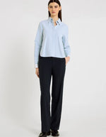 Vue de face du Pantalon large pour femme en flanelle bleu nuit, modèle Oliver de la marque Hana San. Présente une taille élastiquée avec cordon à nouer, des poches latérales et des nervures structurantes sur le devant.