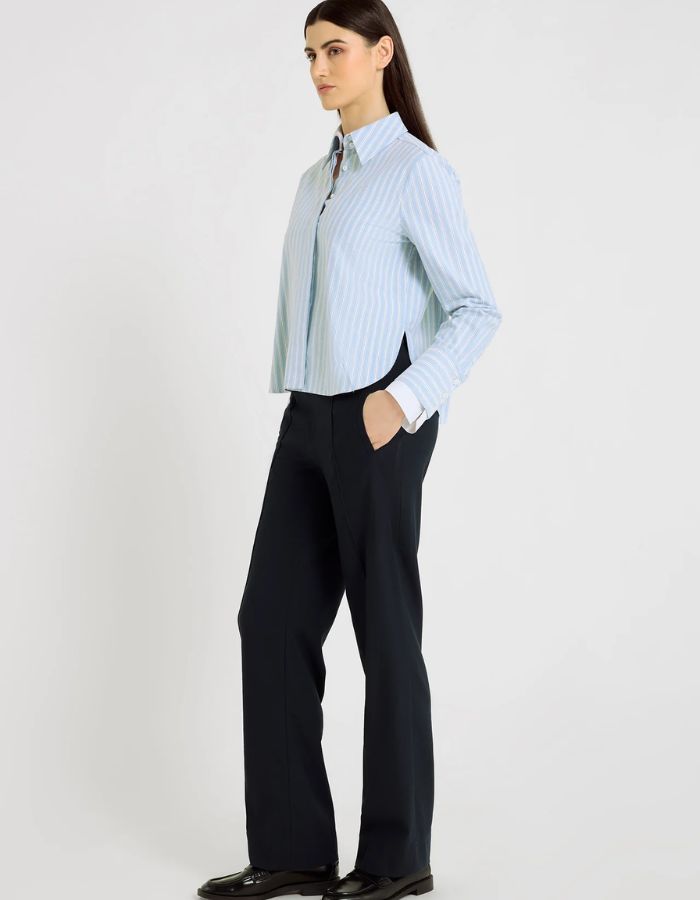 Profil du Pantalon large pour femme en flanelle bleu nuit, modèle Oliver de la marque Hana San. Présente une taille élastiquée avec cordon à nouer, des poches latérales et des nervures structurantes sur le devant.