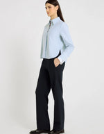 Profil du Pantalon large pour femme en flanelle bleu nuit, modèle Oliver de la marque Hana San. Présente une taille élastiquée avec cordon à nouer, des poches latérales et des nervures structurantes sur le devant.