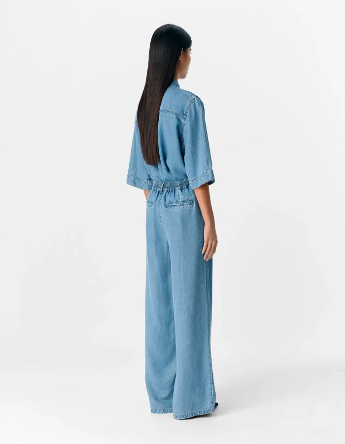 vue de dos du Pantalon large pour femme Lisa Wide de la marque OBJECT, coloris bleu denim clair. Coupe fluide à jambes larges, taille mi-haute avec passants de ceinture et poches latérales. Matière écologique en 100% Lyocell TENCEL