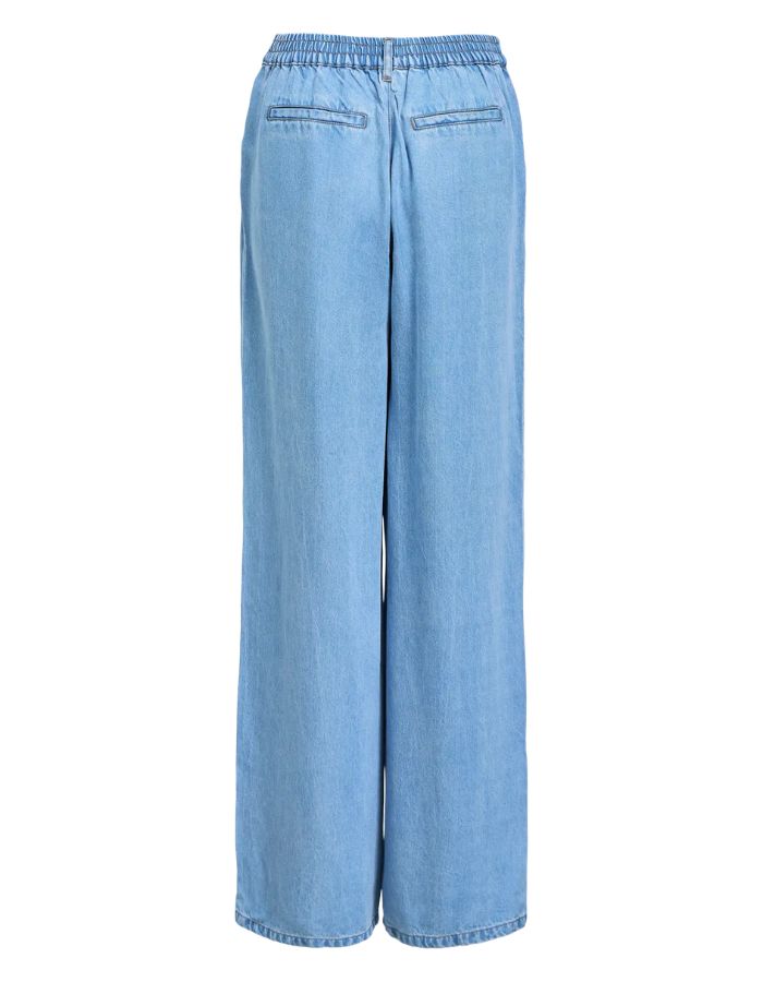 Vue de dos du Pantalon large pour femme Lisa Wide de la marque OBJECT, coloris bleu denim clair. Coupe fluide à jambes larges, taille mi-haute avec passants de ceinture et poches latérales. Matière écologique en 100% Lyocell TENCEL