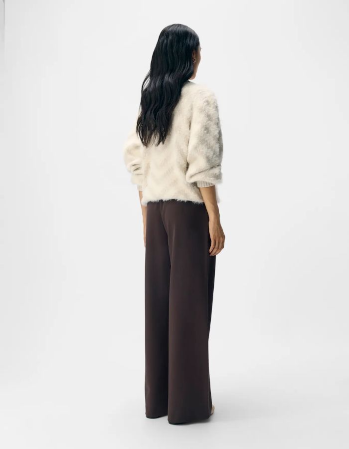 Dos du Pantalon large pour femme de couleur marron foncé chocolat Seal Brown, modèle Lisa Wide Pant de la marque Object. Présente une coupe droite très ample de style wide-leg, une taille mi-haute froncée par un élastique confortable et des poches discrètes insérées dans les coutures latérales.