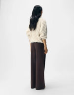 Dos du Pantalon large pour femme de couleur marron foncé chocolat Seal Brown, modèle Lisa Wide Pant de la marque Object. Présente une coupe droite très ample de style wide-leg, une taille mi-haute froncée par un élastique confortable et des poches discrètes insérées dans les coutures latérales.