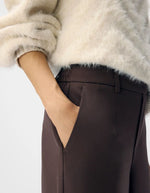 Poche du Pantalon large pour femme de couleur marron foncé chocolat Seal Brown, modèle Lisa Wide Pant de la marque Object. Présente une coupe droite très ample de style wide-leg, une taille mi-haute froncée par un élastique confortable et des poches discrètes insérées dans les coutures latérales.