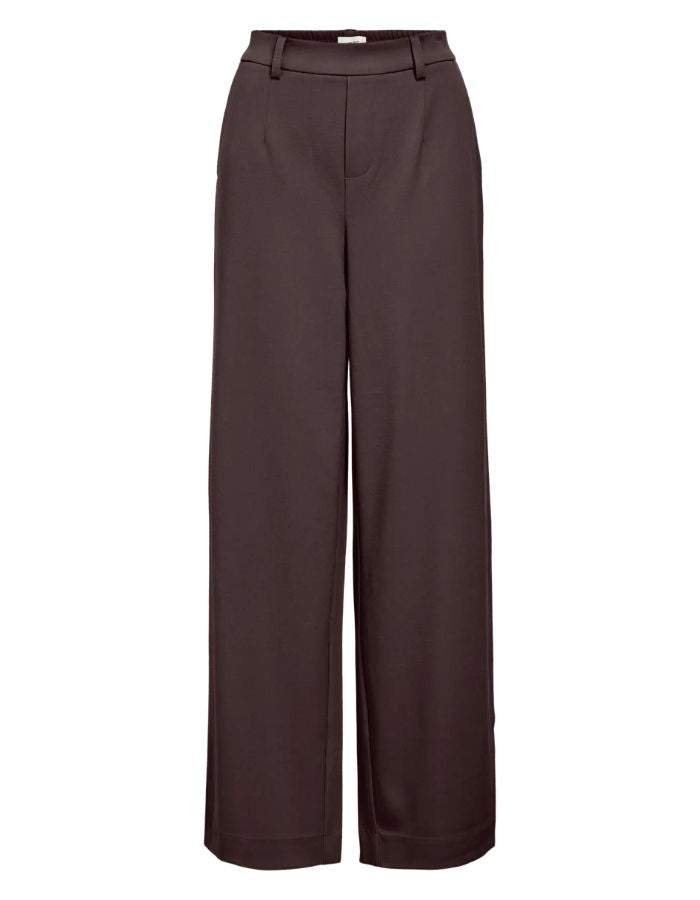 Pantalon large pour femme de couleur marron foncé chocolat Seal Brown, modèle Lisa Wide Pant de la marque Object. Présente une coupe droite très ample de style wide-leg, une taille mi-haute froncée par un élastique confortable et des poches discrètes insérées dans les coutures latérales.