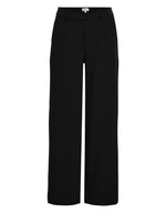 Pantalon large pour femme de couleur noir uni opaque, modèle Lisa Wide Pant de la marque Object. Présente une coupe droite très ample de style wide-leg, une taille mi-haute froncée par un élastique confortable et des poches discrètes insérées dans les coutures latérales.