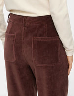 Bassin du Pantalon large pour femme en velours côtelé marron chocolat avec fermeture boutonnée à la taille, modèle Kita RW Wide Corduroy Pants couleur Chocolat de la marque VILA.