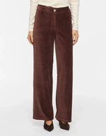 Vue de face du Pantalon large pour femme en velours côtelé marron chocolat avec fermeture boutonnée à la taille, modèle Kita RW Wide Corduroy Pants couleur Chocolat de la marque VILA.