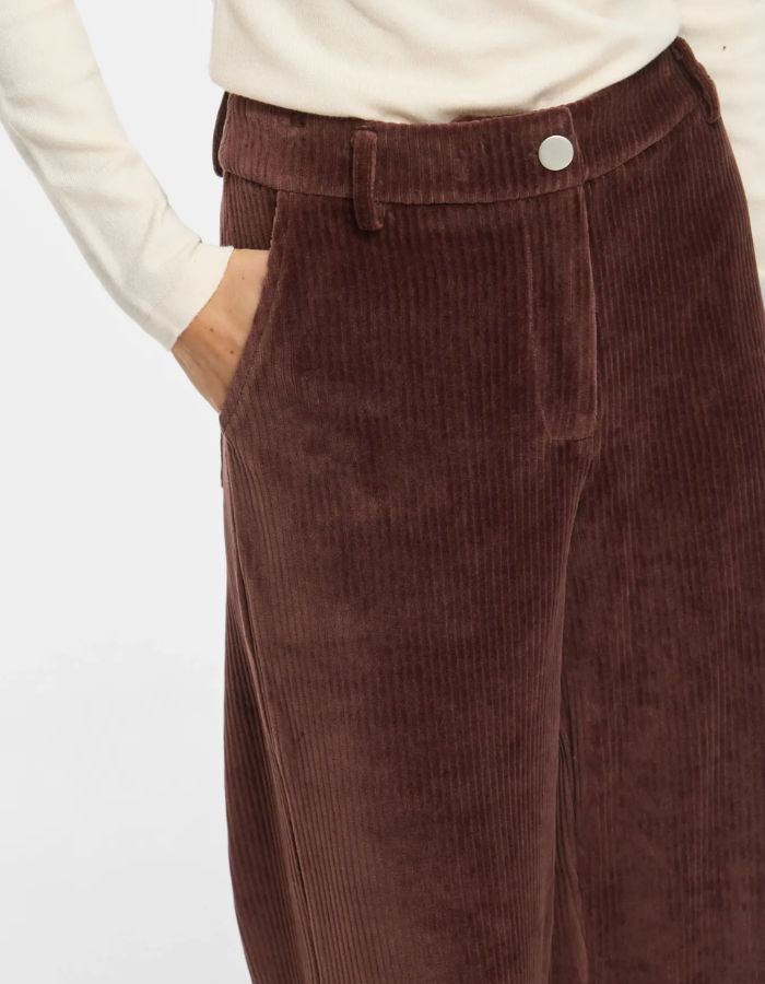 Poche du Pantalon large pour femme en velours côtelé marron chocolat avec fermeture boutonnée à la taille, modèle Kita RW Wide Corduroy Pants couleur Chocolat de la marque VILA.