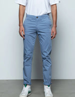 Pantalon chino Marseille Quiet Hero Seven bleu clair, coupe fuselée, poches italiennes, galon tricolore.