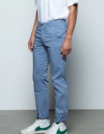 Pantalon chino Marseille Quiet Hero Seven bleu, coupe fuselée, poches italiennes, galon tricolore.