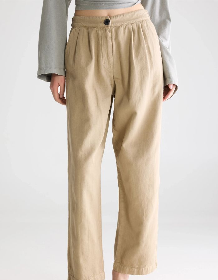 Pantalon Pillow Clay Bellerose beige en popeline coton-lin, taille élastiquée, coupe jambes droites.