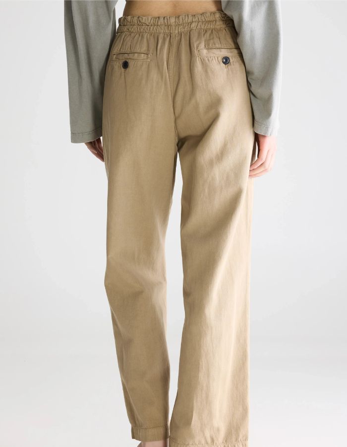 Pantalon Pillow Clay Bellerose beige en popeline de coton et lin, taille élastiquée, coupe jambes droites.