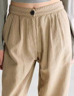 Pantalon Pillow Clay Bellerose beige en coton et lin, coupe droite, taille élastiquée, bouton noir.