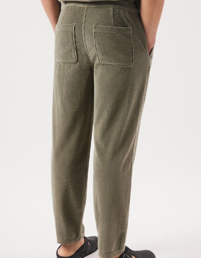 Dos du Pantalon en velours côtelé pour homme de couleur beige argile clair Argile Vintage, modèle Padow de la marque American Vintage. Présente une coupe droite ample d'inspiration jogging avec une taille élastiquée dotée d'un lien de resserrage et des poches italiennes.