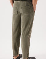 Dos du Pantalon en velours côtelé pour homme de couleur beige argile clair Argile Vintage, modèle Padow de la marque American Vintage. Présente une coupe droite ample d'inspiration jogging avec une taille élastiquée dotée d'un lien de resserrage et des poches italiennes.