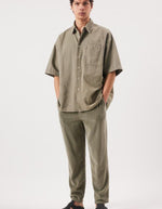 Silhouette avec le Pantalon en velours côtelé pour homme de couleur beige argile clair Argile Vintage, modèle Padow de la marque American Vintage. Présente une coupe droite ample d'inspiration jogging avec une taille élastiquée dotée d'un lien de resserrage et des poches italiennes.