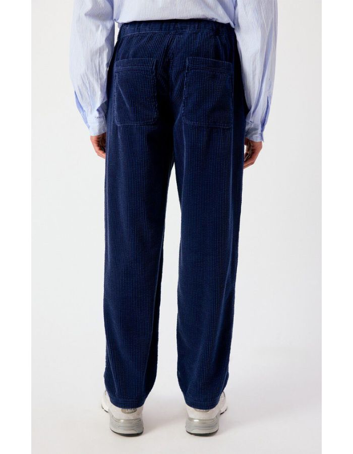 Dos du Pantalon en velours côtelé pour homme de couleur bleu marine foncé Navy Vintage, modèle Padow de la marque American Vintage. Présente une coupe droite ample d'inspiration jogging avec une taille élastiquée dotée d'un lien de resserrage et des poches italiennes.