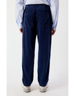 Dos du Pantalon en velours côtelé pour homme de couleur bleu marine foncé Navy Vintage, modèle Padow de la marque American Vintage. Présente une coupe droite ample d'inspiration jogging avec une taille élastiquée dotée d'un lien de resserrage et des poches italiennes.