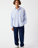 Silhouette avec le Pantalon en velours côtelé pour homme de couleur bleu marine foncé Navy Vintage, modèle Padow de la marque American Vintage. Présente une coupe droite ample d'inspiration jogging avec une taille élastiquée dotée d'un lien de resserrage et des poches italiennes.