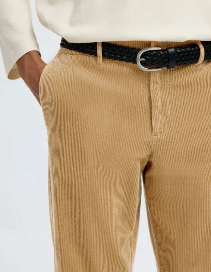 Ceinture du Pantalon fuselé pour homme en velours côtelé beige maïs avec cordon de serrage et poches, modèle 190-Reg Tape Leroy Kris Cord couleur Cornstalk de la marque Selected Homme.