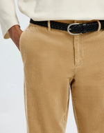 Ceinture du Pantalon fuselé pour homme en velours côtelé beige maïs avec cordon de serrage et poches, modèle 190-Reg Tape Leroy Kris Cord couleur Cornstalk de la marque Selected Homme.
