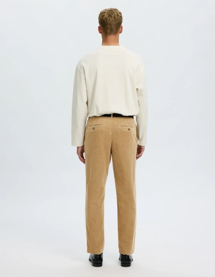 Dos du Pantalon fuselé pour homme en velours côtelé beige maïs avec cordon de serrage et poches, modèle 190-Reg Tape Leroy Kris Cord couleur Cornstalk de la marque Selected Homme.
