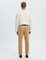 Dos du Pantalon fuselé pour homme en velours côtelé beige maïs avec cordon de serrage et poches, modèle 190-Reg Tape Leroy Kris Cord couleur Cornstalk de la marque Selected Homme.