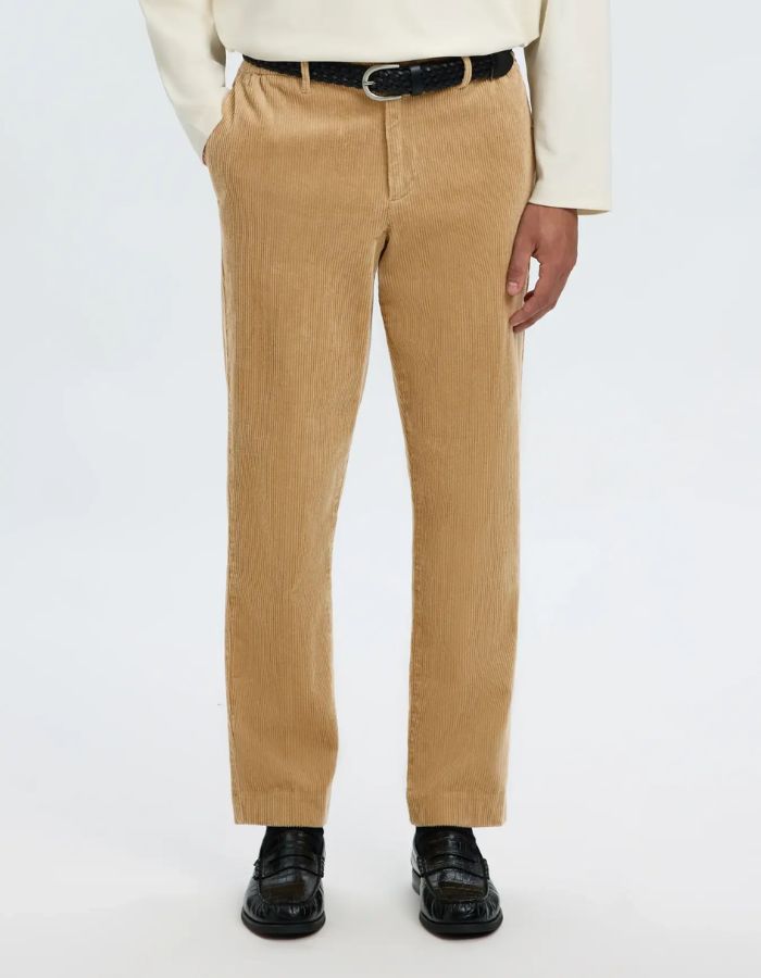 Vue de face du Pantalon fuselé pour homme en velours côtelé beige maïs avec cordon de serrage et poches, modèle 190-Reg Tape Leroy Kris Cord couleur Cornstalk de la marque Selected Homme.
