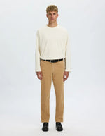 Silhouette avec le Pantalon fuselé pour homme en velours côtelé beige maïs avec cordon de serrage et poches, modèle 190-Reg Tape Leroy Kris Cord couleur Cornstalk de la marque Selected Homme.