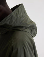 Capuche de la Parka longue oversize pour homme couleur vert olive foncé avec capuche, fermeture zippée sous pression et poches en biais, modèle Jinx de la marque Bellerose.