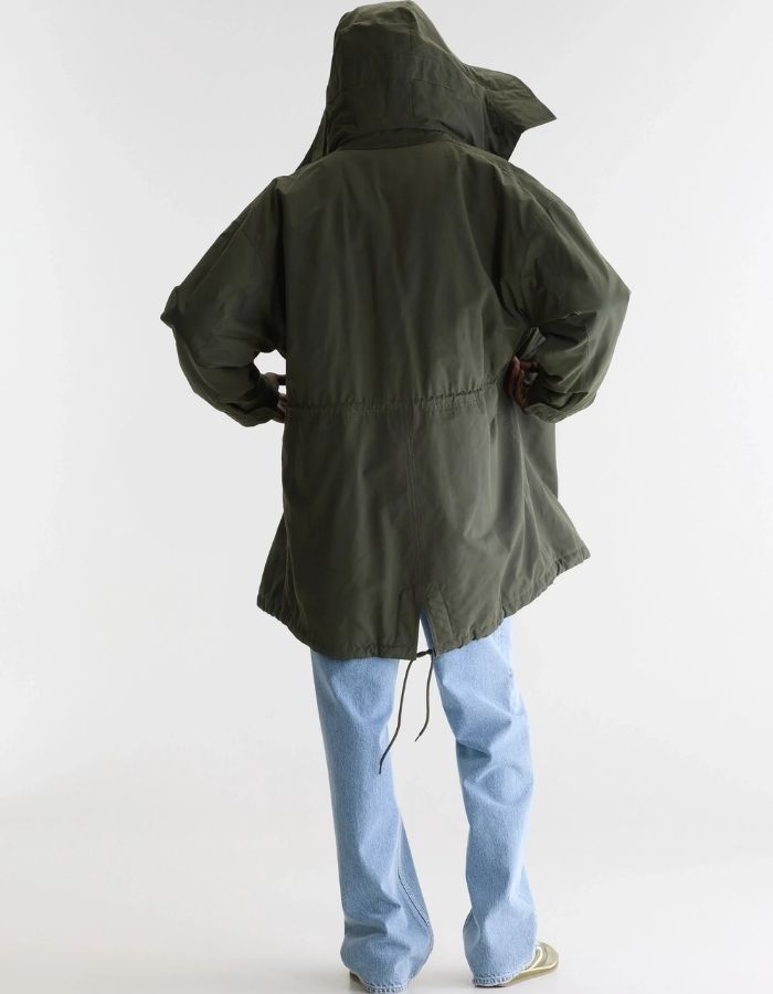 Dos de la Parka longue oversize pour homme couleur vert olive foncé avec capuche, fermeture zippée sous pression et poches en biais, modèle Jinx de la marque Bellerose.