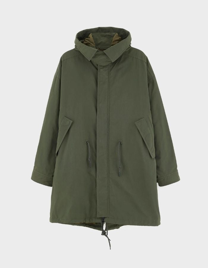 Parka longue oversize pour homme couleur vert olive foncé avec capuche, fermeture zippée sous pression et poches en biais, modèle Jinx de la marque Bellerose.