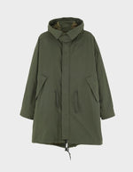 Parka longue oversize pour homme couleur vert olive foncé avec capuche, fermeture zippée sous pression et poches en biais, modèle Jinx de la marque Bellerose.