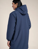 Dos de la Parka imperméable mixte bleu indigo pour homme et femme, modèle Pompidou de la marque Flotte. Présente une coupe ajustée avec cordon de serrage à la taille, fermetures zippées étanches et doublure en polaire chaude.