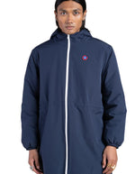 Parka imperméable mixte bleu indigo pour homme et femme, modèle Pompidou de la marque Flotte. Présente une coupe ajustée avec cordon de serrage à la taille, fermetures zippées étanches et doublure en polaire chaude.